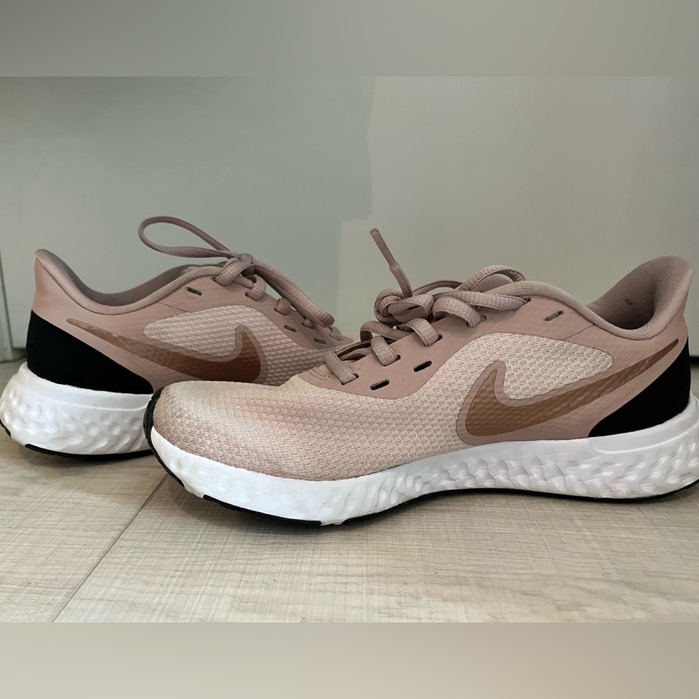 Women’s Nike Revolution 5 Sneakers size 6.5